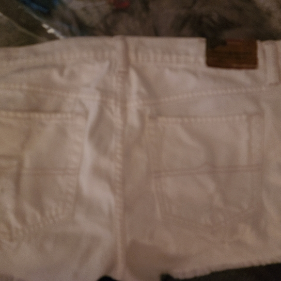 White boyfriend cut denim shorts - Picture 2 of 3
